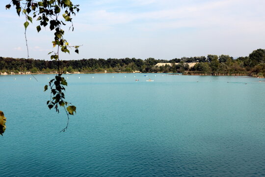 Baggersee in Hartheim am Kaiserstuhl im Sp&auml;tsommer