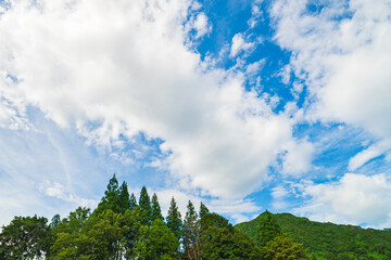台風が近づく日の空模様、雲間に覗く青空
