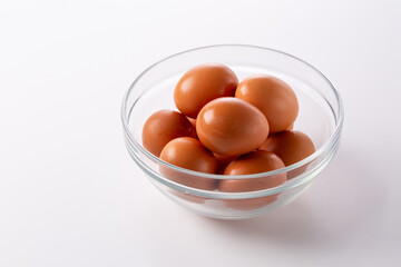 ガラスのボウルに入った卵