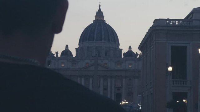 Ragazzo di spalle guarda San Pietro