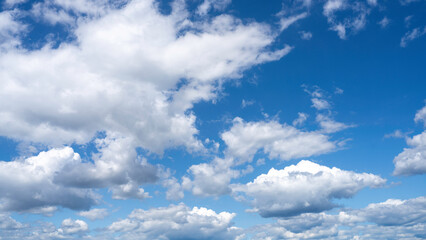 하얀 구름이 떠 있는 파란 가을 하늘