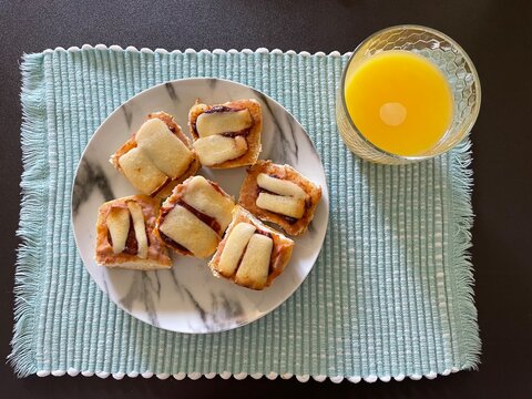 Jugo de naranja y molletes. 