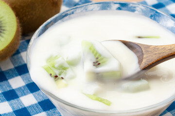 キウイフルーツが入った美味しそうなヨーグルト