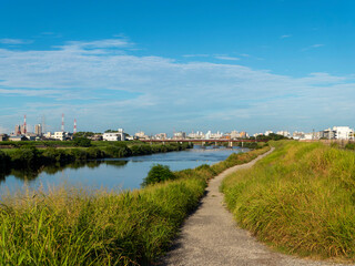 Fototapeta premium 河川敷に道が続く大和川の風景