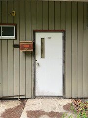 古いアパートのドア