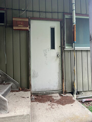 古いアパートのドア