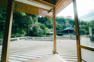 伊豆の山奥に流れる川の上にあるカフェ