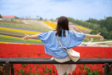 一面のお花畑と女性