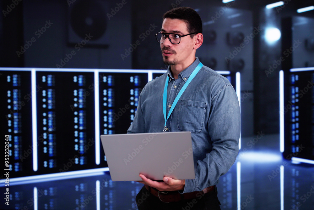 Poster analyst engineer in cloud data center