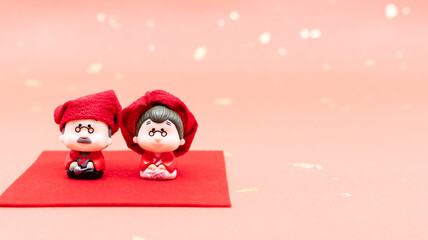 日本の還暦　還暦祝い　長寿　長寿祝い　おじいちゃんとおばあちゃん　赤いちゃんちゃんこと帽子