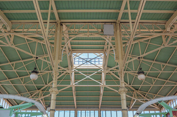 Vista interior de la estructura metálica en fundición de hierro del techo del mercado de Fontán en la ciudad de Oviedo, España