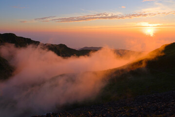 Fototapeta premium 雲湧く夏山の夕照