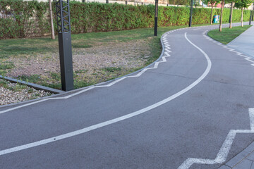 Obraz premium A road with a white line down the middle and a black line on the right side