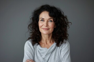 Obraz premium A woman with curly hair wearing a grey shirt, informative description only