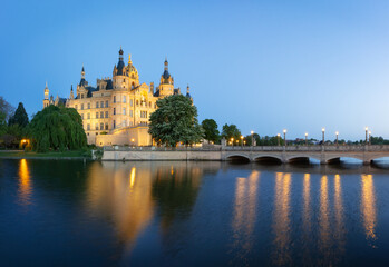 Fototapeta premium Blaue Stunde in der Stadt Schwerin mit Blick auf sein Schloss, Deutschland.