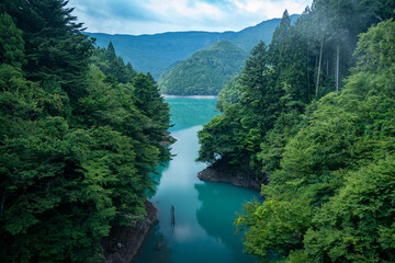 山奥にたたずむダム湖