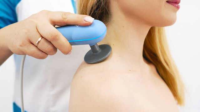 Advanced TR-THERAPY diathermy session in a modern clinic, targeting pain relief and muscle recovery. Ideal for showcasing state-of-the-art physiotherapy techniques and innovative wellness solutions.