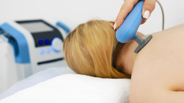 Advanced TR-THERAPY diathermy session in a modern clinic, targeting pain relief and muscle recovery. Ideal for showcasing state-of-the-art physiotherapy techniques and innovative wellness solutions.