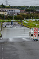 豪雨で冠水した通行止め道路
