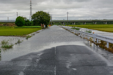 豪雨で冠水した通行止め道路