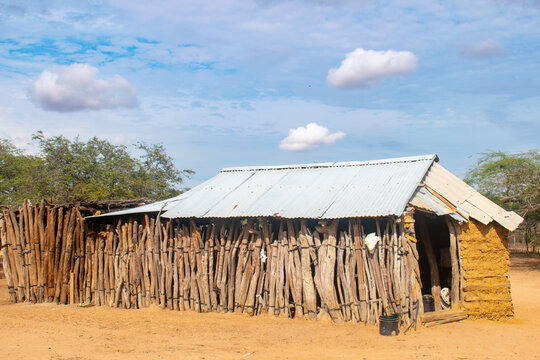 casas de barro y bahareque con techo de zinc donde habitan ind&iacute;genas de la etnia wayuu en la guajira colombiana, es un terreno des&eacute;rtico donde muy poco llueve