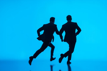走る二人のビジネスマンのシルエット, 伴走, 並走