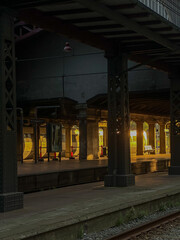 Zugstation durchflutet von Golden Hour