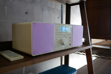 シェルフに置かれたCDラジカセ