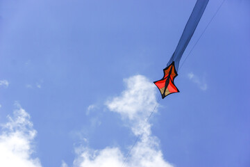 Drachen steigen lassen