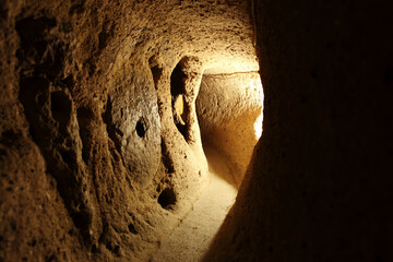 Obraz premium Exploring Kaymakli Underground City Tunnels in Cappadocia: Ancient Subterranean Labyrinth and Hidden Refuge