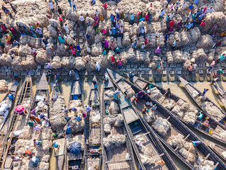 Obraz premium Aerial view of the traditional largest jute market of Bangladesh is located in Guthaile of Jamarpur district. 