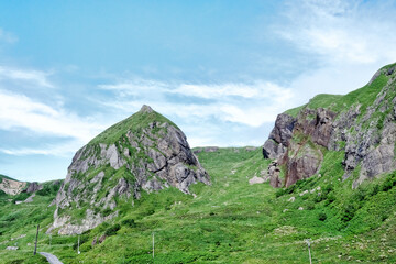 礼文島にある天然岩の桃岩