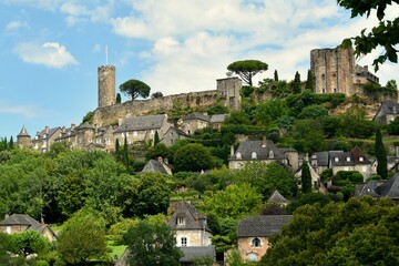 Les tours et les remparts du château au-dessus du village de Turenne en Corrèze