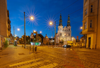 Obraz premium St. Francis Church in the light of lanterns at dawn during blue hour in Poznan