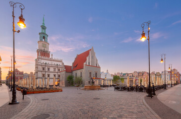 Obraz premium The old bell tower with the clock of the town hall during blue hour in Poznan