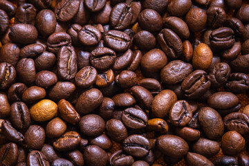 Naklejka premium Dark roasted coffee beans photo taken as coffee space background.