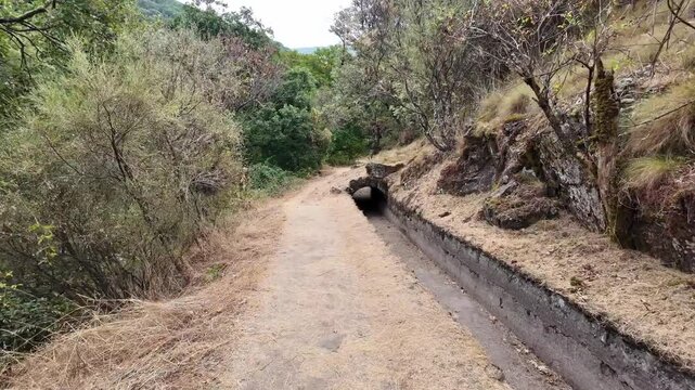 Senderismo. caminando por el campo en la ruta de la chorrera