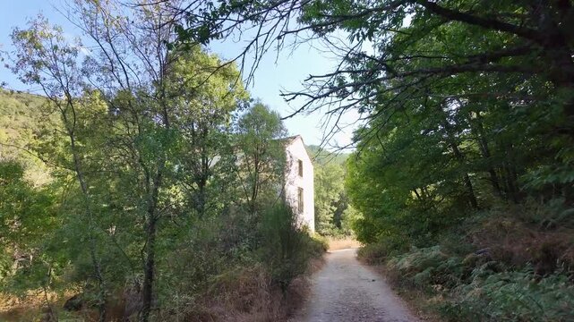 Ruta de senderismo y casa abandonada