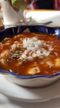  taz&oacute;n de sopa de menudo rojo con lim&oacute;n en un restaurante mexicano en guadalajara jalisco