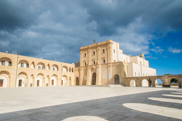 La basilica di Santa Maria de finibus terrae a Leuca punto di arrivo del Cammino del Salento, illuminata dal solo sotto un cielo pieno di nuvole