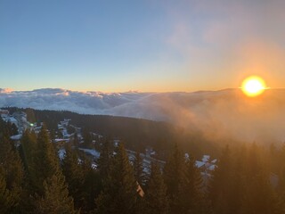 coucher de soleil sur la montagne