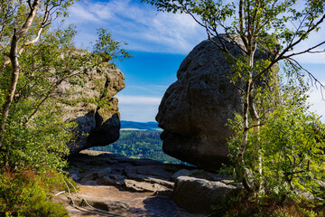 Gadające głowy ze skały, góry Stołowe, w tle niebo, chmury © Arkadiusz