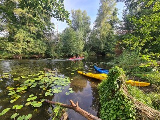 Naturlandschaft mit angelegten Kayaks in Gosen, Brandenburg
