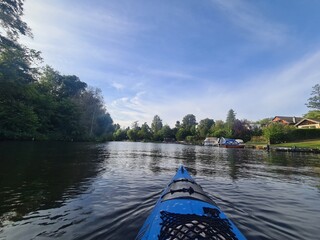 Sicht auf den Müggelspree - Fluss in Berlin Rahnsdorf, Sicht aus einem Kayak