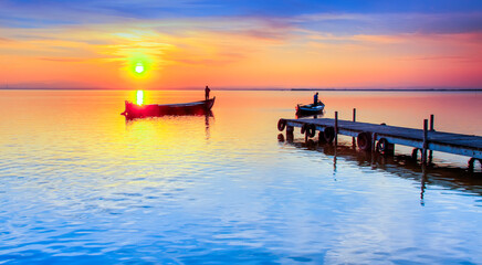 Atardecer de colores en el lago