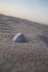 Ein stiller Wächter: Der Stein im endlosen Sand
