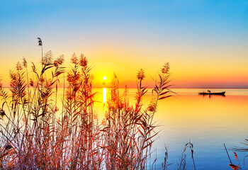 paisaje de un lago con un embarcadero y el atardecer 