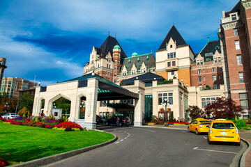 Obraz premium Vancouver Island, Canada - August 14, 2017: Buildings of Victoria on a sunny day