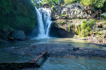 Naklejka premium tegenungan wasserfall