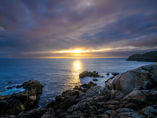 Puesta de sol con un cielo cargado de nubes de tormenta